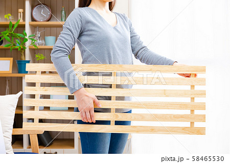 すのこを持つ女性 すのこを持つ女性 58465530