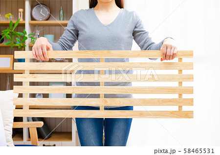 すのこを持つ女性 すのこを持つ女性 58465531
