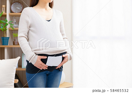 使い捨てカイロをお腹につける妊婦 使い捨てカイロをお腹につける妊婦 58465532