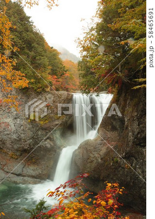奥志賀高原秋の大滝の滝 58465691