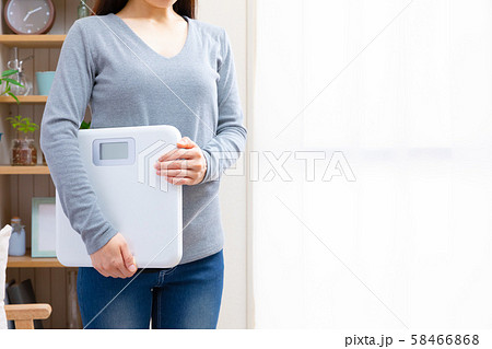 体重計を持つ女性 体重計を持つ女性 58466868