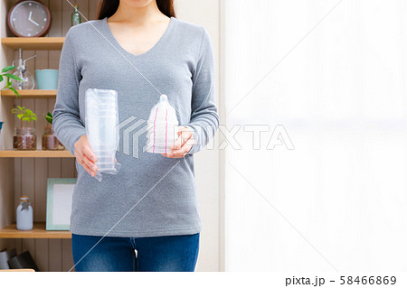 使い捨て哺乳瓶を準備する女性 58466869