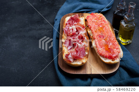 Spanish tomato and ham toast, traditional 58469220