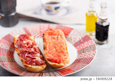 Spanish tomato and ham toast, traditional 58469228