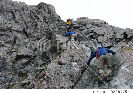 北アルプス 槍ヶ岳山頂への道 穂先の登り 北アルプス 槍ヶ岳山頂への道 穂先の登り 58469702