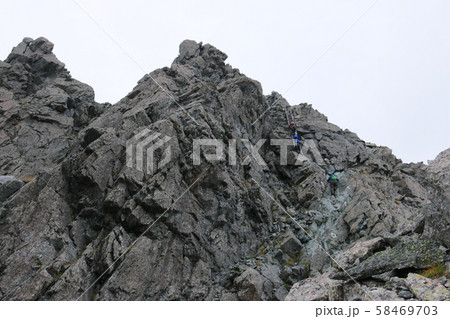 北アルプス　槍ヶ岳山頂への道　穂先の登り 58469703
