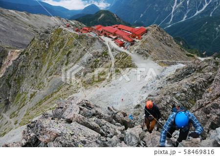 北アルプス 槍ヶ岳山頂への道 穂先の登り 槍ヶ岳山荘を見下ろす 北アルプス 槍ヶ岳山頂への道 穂先の登り 槍ヶ岳山荘を見下ろす 58469816