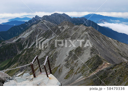 北アルプス　槍ヶ岳山頂からの風景　穂高連峰への縦走路を望む 58470336