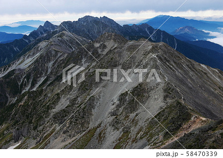 北アルプス 槍ヶ岳山頂からの風景 穂高連峰への縦走路を望む 北アルプス 槍ヶ岳山頂からの風景 穂高連峰への縦走路を望む 58470339