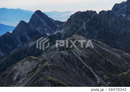 北アルプス　槍ヶ岳山頂からの風景　穂高連峰への縦走路を望む 58470342