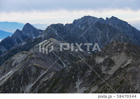 北アルプス　槍ヶ岳山頂からの風景　穂高連峰への縦走路を望む 58470344