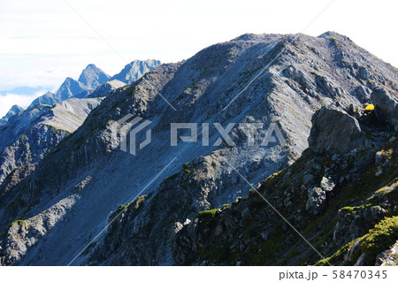 北アルプス 槍ヶ岳山荘からの風景 槍ヶ岳テント場、大喰岳越しの穂高連峰遠景 北アルプス 槍ヶ岳山荘からの風景 槍ヶ岳テント場、大喰岳越しの穂高連峰遠景 58470345
