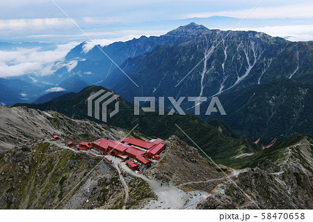 北アルプス 槍ヶ岳山頂からの風景 槍ヶ岳山荘と笠ヶ岳遠景 北アルプス 槍ヶ岳山頂からの風景 槍ヶ岳山荘と笠ヶ岳遠景 58470658