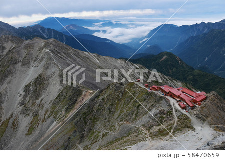 北アルプス　槍ヶ岳山頂からの風景　槍ヶ岳山荘と西穂高岳、乗鞍岳、焼岳遠景 58470659