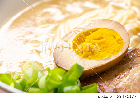 豚骨ラーメンにトッピングされた煮玉子・味付け卵。 豚骨ラーメンにトッピングされた煮玉子・味付け卵。 58471177