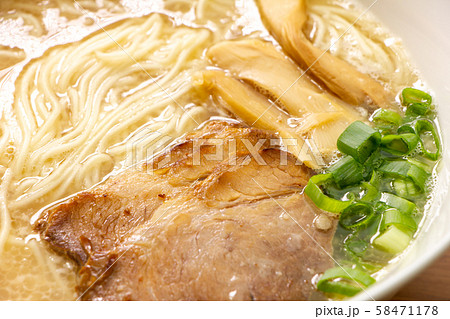 豚骨(とんこつ)ラーメンのアップ。(具はチャーシュー・メンマ・青ねぎ) 58471178