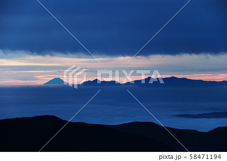 北アルプス 槍ヶ岳山頂からの風景 富士山、南アルプス遠景 北アルプス 槍ヶ岳山頂からの風景 富士山、南アルプス遠景 58471194