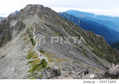 北アルプス　大喰岳縦走路からの風景　中岳山頂への道 58471669