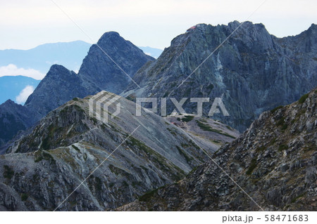 北アルプス　大喰岳山頂からの風景　中岳、南岳越しに　北穂高岳、前穂高岳を望む 58471683