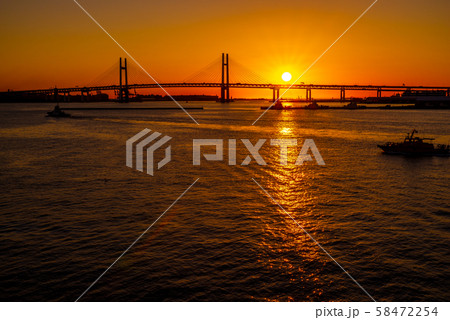 横浜ベイブリッジの夜明け 横浜ベイブリッジの夜明け 58472254