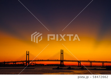 横浜ベイブリッジの夜明け 58472662