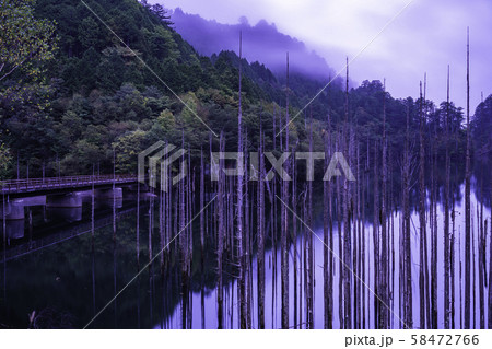 （長野県）王滝村の自然湖　夜明け 58472766