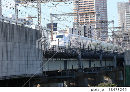 乗り物交通、多摩川の鉄橋を渡って東京へ 58473246