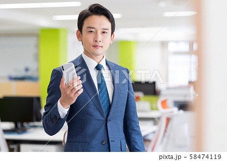 ビジネスマン、オフィス、スーツ、スマホ 58474119