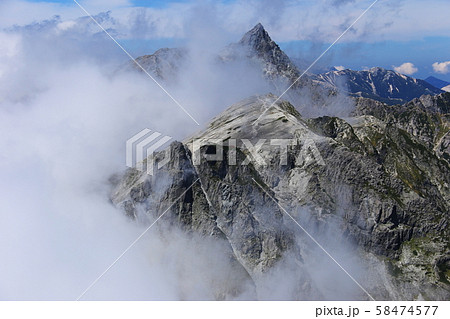 北アルプス　北穂高岳山頂からの風景　槍ヶ岳からの縦走路を望む 58474577