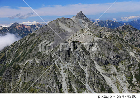 北アルプス　北穂高岳山頂からの風景　槍ヶ岳からの大キレット縦走路を望む 58474580