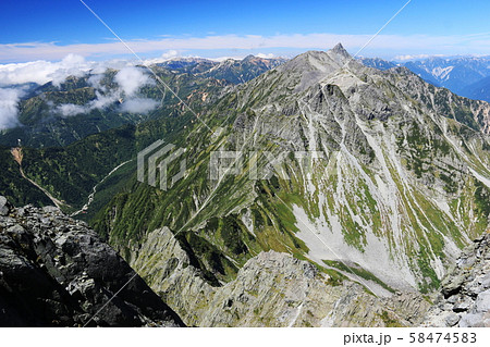 北アルプス　北穂高岳山頂からの風景　槍ヶ岳からの大キレット縦走路を望む 58474583