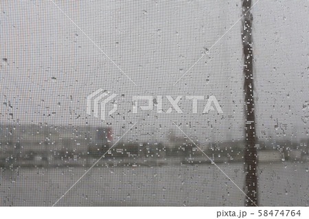 台風の暴風雨 58474764
