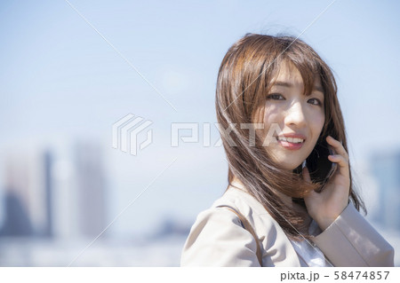 若い女性　通話　スマホ 58474857