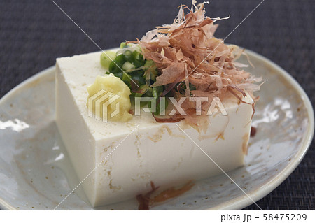 冷奴　ひややっこ　冷や奴　豆腐　ネギ　ショウガ　かつお節　大豆　和食　おかず　一品料理 58475209