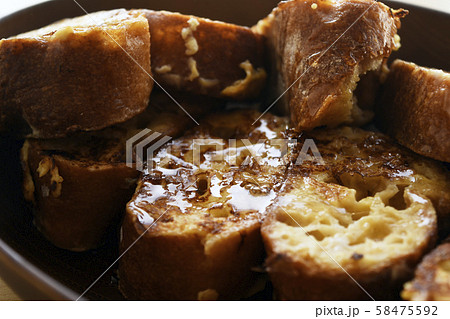 フレンチトースト　蜂蜜　ハチミツ　朝食　パン　食べ物　おいしい　卵 58475592