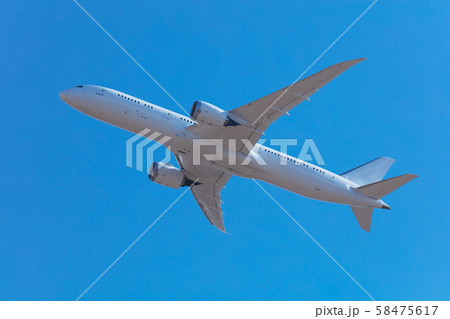 飛行機の離陸 58475617