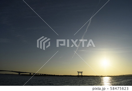 弁天島　鳥居　風景　リゾート　コピースペース　海　夕日　朝日　青空 58475623