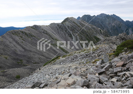 北アルプス　中岳山頂からの風景　南岳越しに穂高連峰への縦走路を望む 58475995