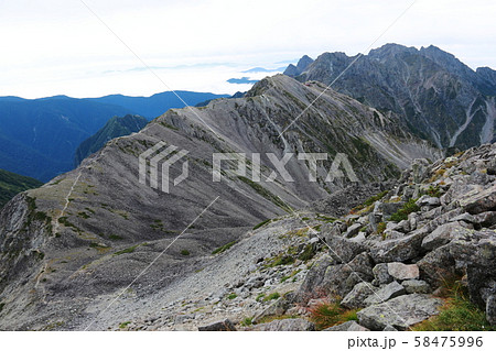 北アルプス 中岳山頂からの風景 南岳越しに穂高連峰への縦走路を望む 北アルプス 中岳山頂からの風景 南岳越しに穂高連峰への縦走路を望む 58475996
