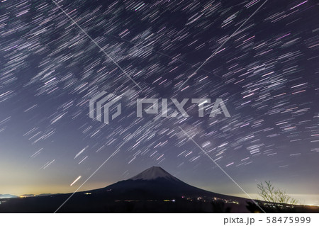 本栖湖・パノラマ台から富士山と星空 本栖湖・パノラマ台から富士山と星空 58475999