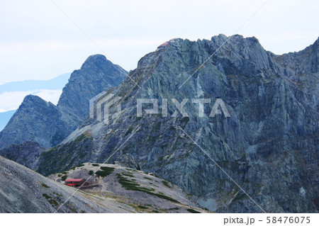 北アルプス　中岳山頂からの風景　南岳小屋越しに北穂高岳、前穂高岳を望む 58476075