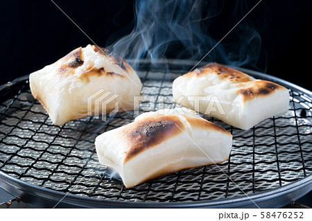 餅を焼く 58476252