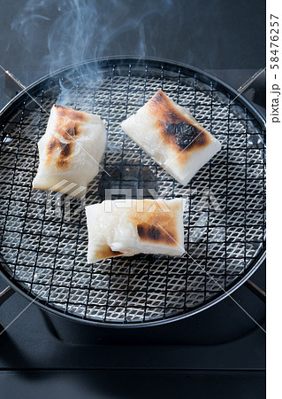 餅を焼くの写真素材