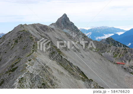 北アルプス　中岳山頂からの風景　大喰岳越しに槍ヶ岳を望む 58476620