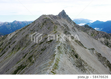北アルプス　中岳山頂からの風景　大喰岳越しに槍ヶ岳を望む 58476626