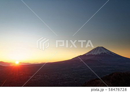 精進湖 パノラマ台から見る日の出と富士山の写真素材