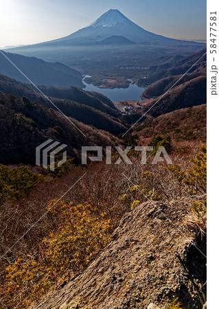 御坂山地・三方分山付近から見る富士山と精進湖 御坂山地・三方分山付近から見る富士山と精進湖 58477581