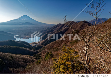 御坂山地・三方分山付近から見る富士山と精進湖 58477582