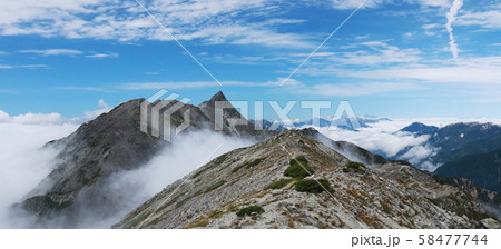 北アルプス 槍穂高縦走路 南岳山頂からの風景 中岳大喰岳越しに槍ヶ岳を望む 北アルプス 槍穂高縦走路 南岳山頂からの風景 中岳大喰岳越しに槍ヶ岳を望む 58477744