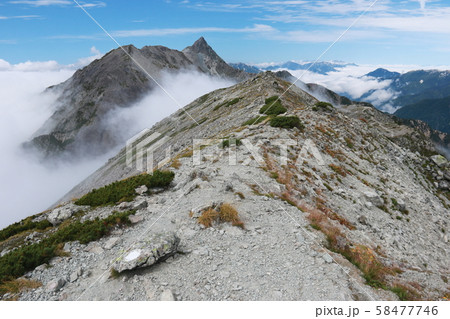 北アルプス 槍穂高縦走路 南岳山頂からの風景 中岳大喰岳越しに槍ヶ岳を望む 北アルプス 槍穂高縦走路 南岳山頂からの風景 中岳大喰岳越しに槍ヶ岳を望む 58477746